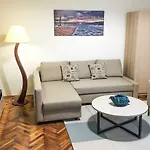 Budapest Kingdom Apartment Central & Car Parking On-Site & Aircon & Quiet & Family Friendly