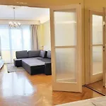 Gold Rose Apartment With 3 Rooms
