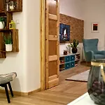Vintage Quiet With Castle View Downtown
