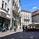 Carpathia Apartment At The Famous Vaci Street