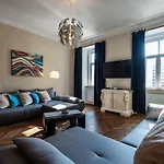Center,The Rumbach Suite
