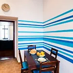 Indigo Apartment With Free Parking