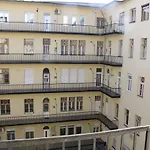 Downtown Island Apartman