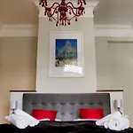 Deluxe In The Heart Of The City
