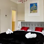 Deluxe In The Heart Of The City