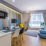 Amber / Navy Design Apartments With A/C