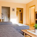 Dnd, Kun Apartments, Keleti Railway Station