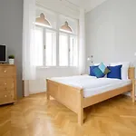 Budget Apartment By Hi5 - Palace Quarter
