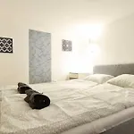 Cosy Two Bedroom Flat In Rottenbiller Str,Sky