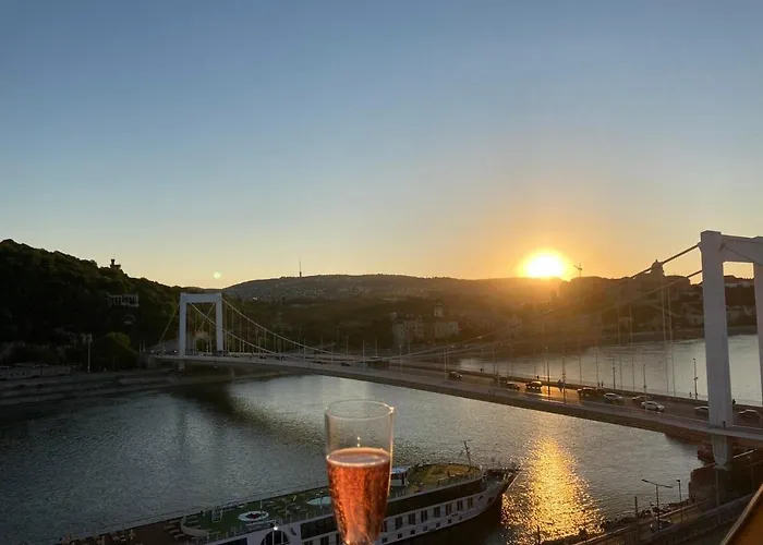 Riverside Flat With King Castle View