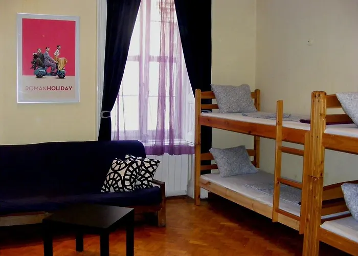 11Th Hour Cinema Hostel