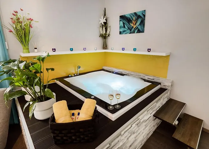 Downtown Luxury Jacuzzi Apartment