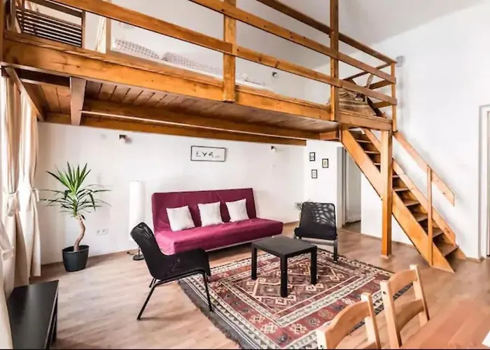 Spacious Lofted Place Next To The Pub District