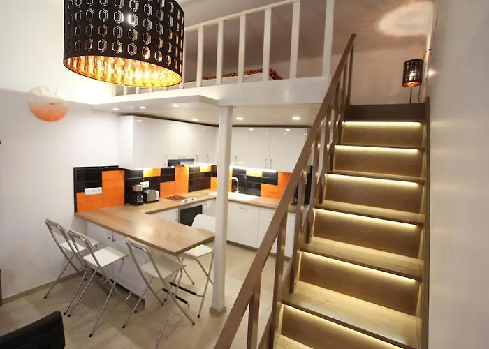 D.Five Heroes\' Square Expat Family Apartment