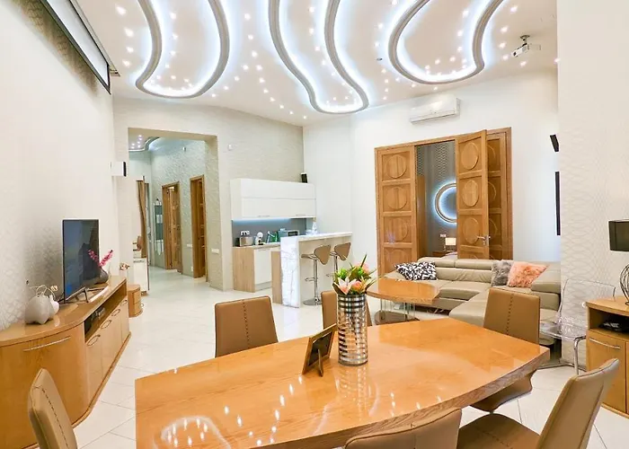 Downtown Designer Apt W Private Spa, Cinema, Balcony, Prime District V