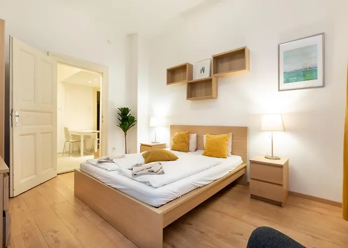 A4-6 Aulich Apartment