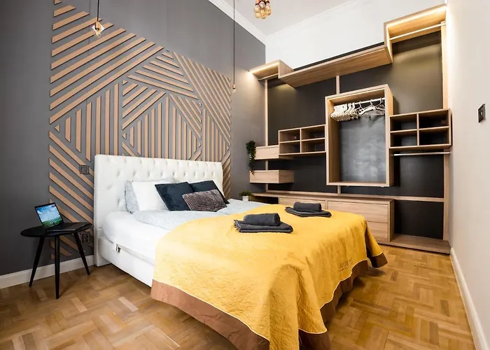 Deluxe Quentin Home Next To The Fashion Street