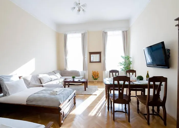 Central Bright And Spacious Home With 3 Rooms
