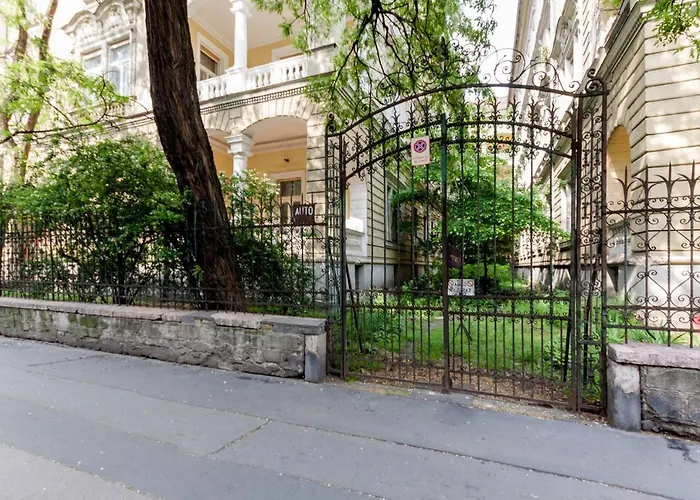 Heroes Square & City Park Thermals Apartment