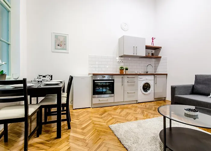 B63 2 Bedroom Apartment In Heart Of City
