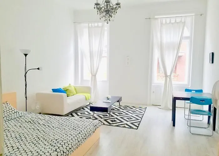 Bright And Cozy - City Center Apt