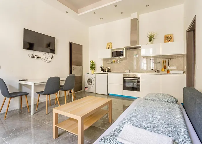 Modernized Condo At Kiraly 51