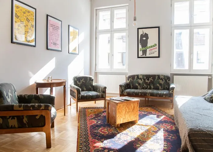 Stylishly Redecorated Apartment In Great Location