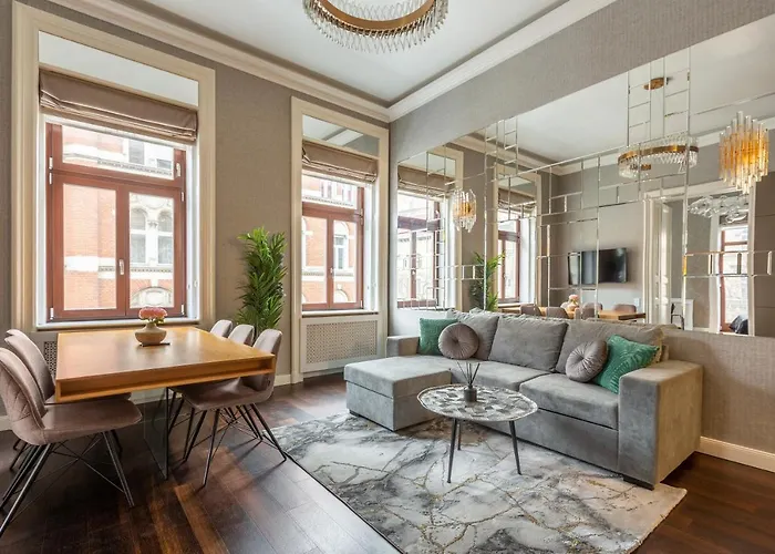 Luxury Apartment With Balcony Next To The New York Cafe