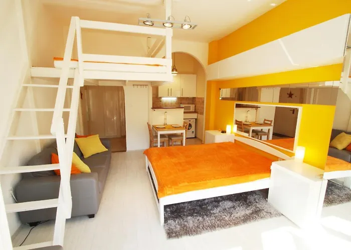 Sunny Studio With Balcony In Party District
