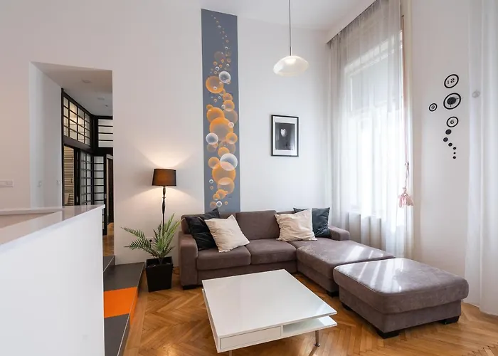 Bright Two-Bedroom Home By The New York Palace