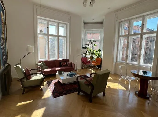 Unique Artistic Apartment By H\'Ereggi