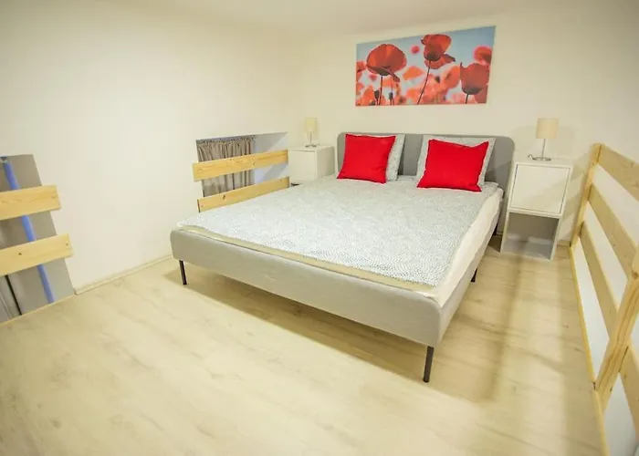 Cosy Two Bedroom Flat In Josika Street, Paprika