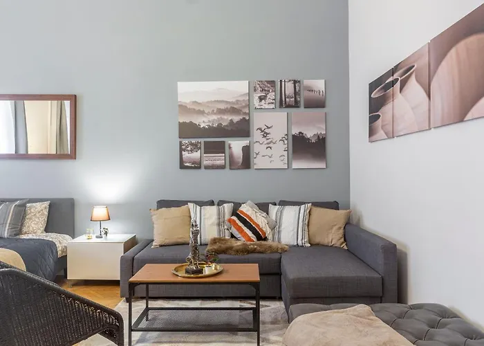 Spacious & Cozy Downtown Apartment With Balcony