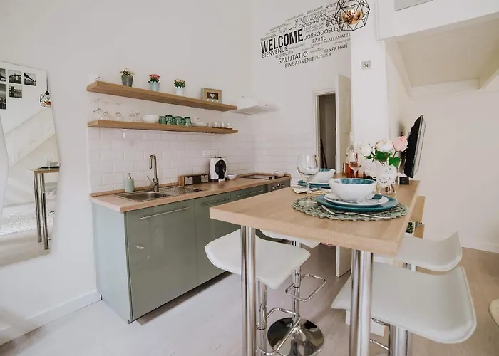 Comfy Apartment At New York Cafe With Aircon