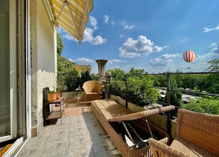 Villa With Terrace Overlooking The City Park