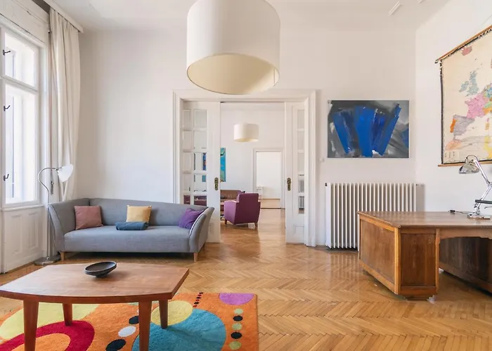 Sunny, Airy, Artsy & Authentic Loft With Balcony