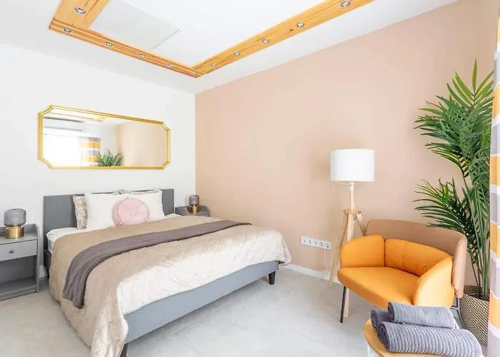 Unique Central 3 Floor Home With 4Bdrm, 3Bthrm