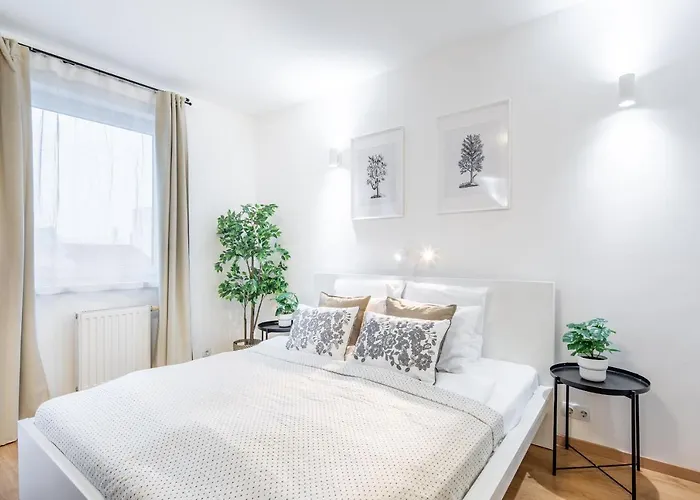 Comfortable Central City Stay