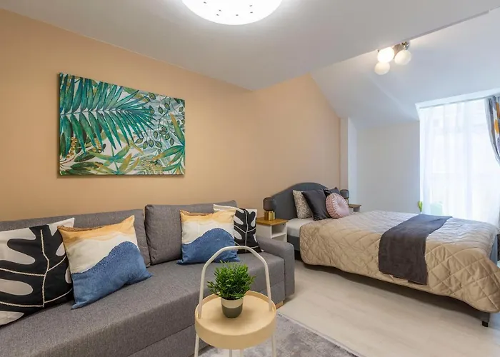 Unique Central 3 Floor Home With 4Bdrm, 3Bthrm