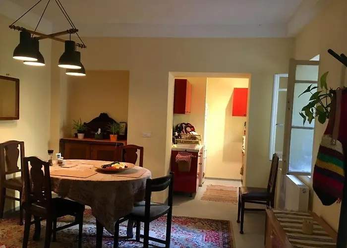 Vintage Studio Apartment, Garden And Free Parking