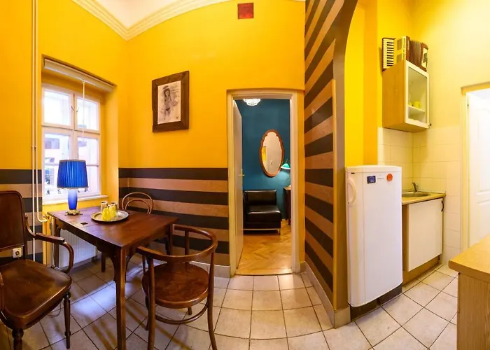 Vintage Garden Apartment With Balcony