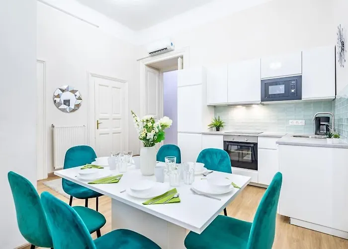 Cityscape Budget Apartments Theresa