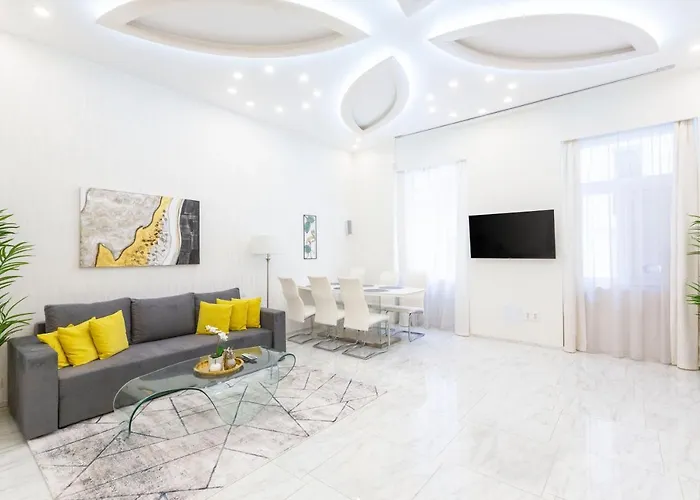 Luxurious Central Apartment Next To The Danube River