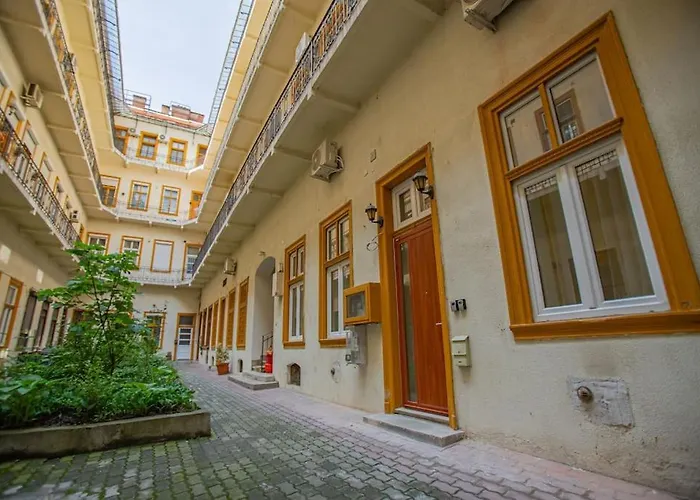 Cute Gallery Flat In Dob Str, Mars