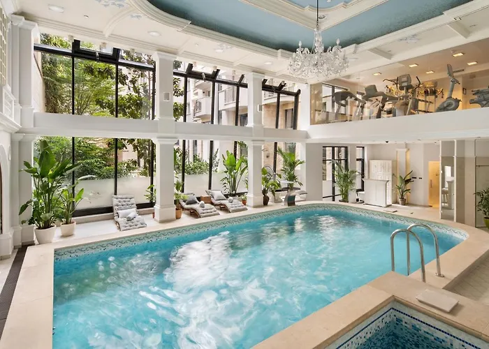 Queen\'S Court Hotel & Residence