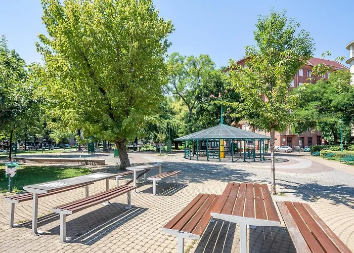 Two Bedrooms Apartment With Free Garage In The Downtown