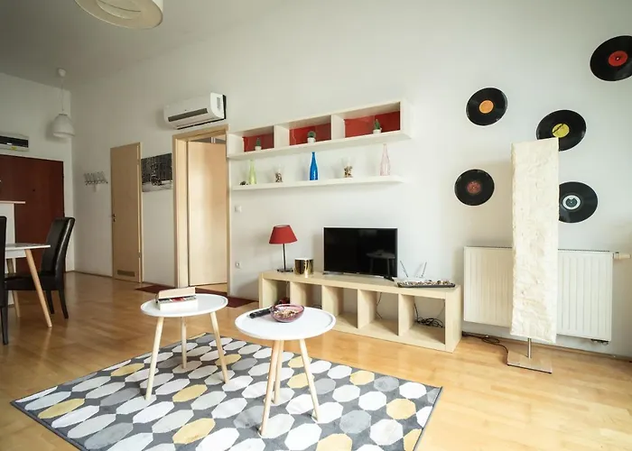 Central Apartment At Gozsdu Court, 60 Sqm, 2 Rooms With 2 Ac, Elevators, Kitchen
