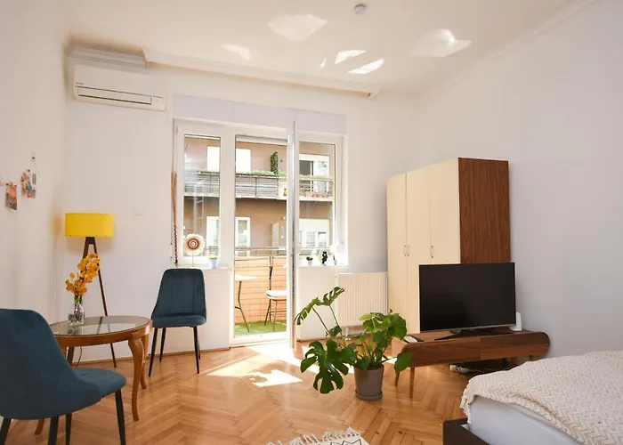 Castle Nest Apartment