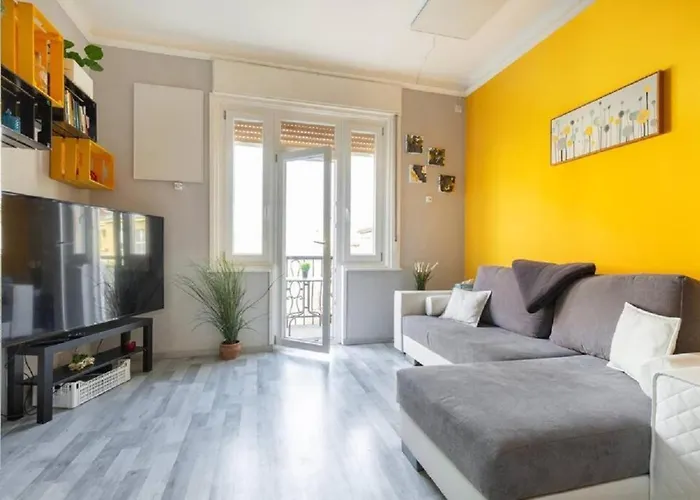 Balzac Apartment By Westend Mall With Balcony, Ac