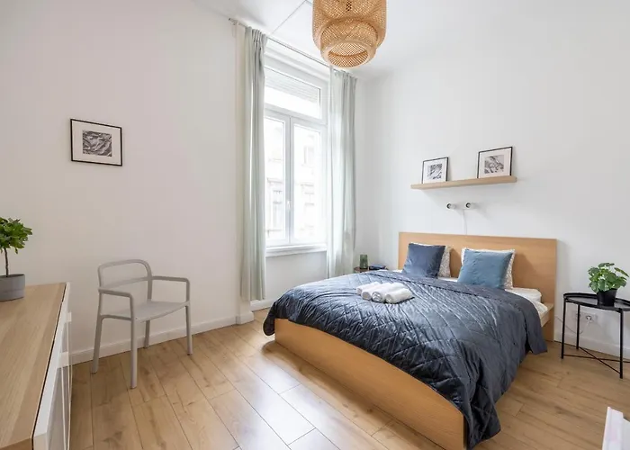 Central Grand Apartment With 5Bedrm 2Bathroom